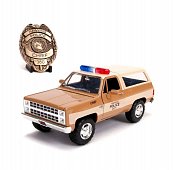 Stranger Things Diecast Model 1/24 Chief Hopper\'s 1980 Chevy K5 Blazer with Badge